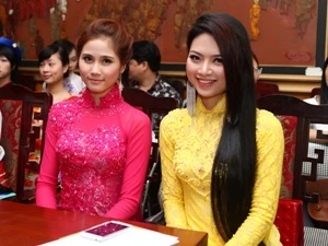 Hai trong số các thí sinh Hoa hậu các dân tộc Việt Nam lần thứ III tham dự họp báo sáng nay. (Ảnh: Minh Tuyết/Vietnam+)
