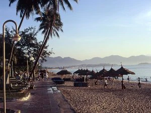 Biển Nha Trang là điểm đến ưa thích của du khách trong và ngoài nước. (Ảnh: Searcher Vn)