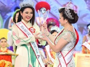 Phút giây đăng quang của tân Hoa hậu Ngọc Anh. (Nguồn ảnh: BTC)