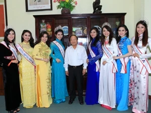 Các người đẹp từ cuộc thi Hoa hậu các Dân tộc Việt Nam 2013 chụp ảnh với lãnh đạo Bộ Văn hóa, Thể thao và Du lịch. (Nguồn ảnh: BTC)