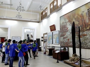 Thanh thiếu niên kiều bào tìm hiểu lịch sử phát triển dân tộc tại Bảo tàng lịch sử Việt Nam hồi tháng 7/2013. (Ảnh: Thế Anh/TTXVN)
