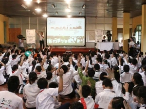 Khai mạc Liên hoan phim tại Trường THCS Trưng Vương, năm 2011. (Ảnh: Anh Tuấn/TTXVN)