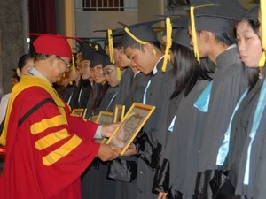 Phó Hiệu trưởng Trường đại học Cần Thơ trao giấy khen cho các sinh viên đạt danh hiệu xuất sắc năm học 2008-2009. (Ảnh: Thanh Vũ/TTXVN).