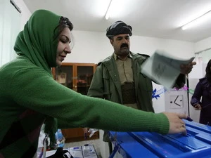 Người dân Iraq bỏ phiếu tại một điểm bầu cử ở thành phố Sulaimaniyah. (Ảnh: AFP/TTXVN).