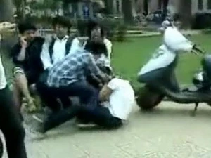 Hình ảnh trong một video clip nữ sinh đánh bạn được tung lên mạng Internet. (Ảnh: Internet).