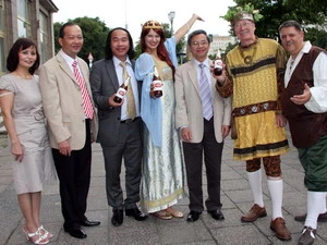 Tham tán công sứ Bùi Mạnh Cường (giữa) cùng Vua Bia và Hoàng hậu Bia với đại diện Tổng công ty Sabeco và H.M.Sky. (Ảnh: Văn Long/Vietnam+)