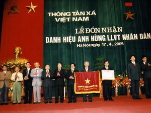 Thông tấn xã Việt Nam đón nhận danh hiệu Anh hùng lực lượng vũ trang nhân dân ngày 17/4/2005. (Ảnh: TTXVN)