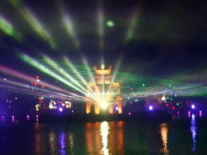 Hồ Gươm lung linh trong đêm. (Ảnh: Trung Hiền/Vietnam+)