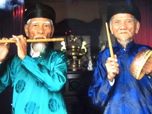 Hai anh em cụ Lữ Hữu Thi và Lữ Hữu Cử, những nghệ nhân cuối cùng của đội nhạc Hòa Thanh. (Ảnh: Quốc Việt/Vietnam+)