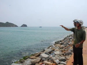 Cửa biển Tam Quan bị bồi lấp làm cho tàu cá rất khó ra vào. (Ảnh: Báo Bình Định)