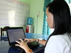 Giáo viên ở một trường tại huyện miền núi sử dụng dịch vụ 3G để kết nối Internet. (Ảnh minh họa: Minh Tú/TTXVN)