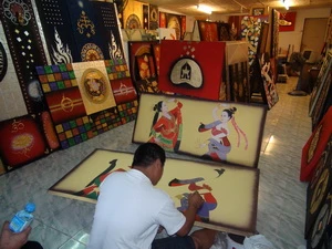 Các mặt hàng mỹ nghệ và gỗ lưu niệm được sản xuất và bày bán tại Chiang Mai, Thái Lan. (Ảnh: Ngọc Tiến/Vietnam+)