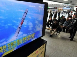 Người Hàn Quốc theo dõi thông tin về vụ phóng tên lửa của Triều Tiên ngày 13/4 tại một nhà ga ở Seoul (Nguồn: Internet)