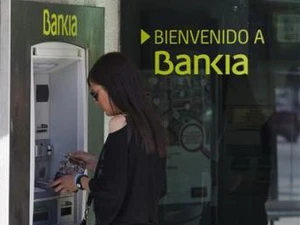 Rút tiền tại cây ATM của Bankia. (Nguồn: Internet)