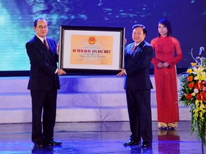 Phó Thủ tướng Nguyễn Thiện Nhân trao Bằng di tích cấp Quốc gia đặc biệt cho Khu di tích lịch sử văn hóa Cố đô Hoa Lư. (Ảnh: Minh Đức/TTXVN)