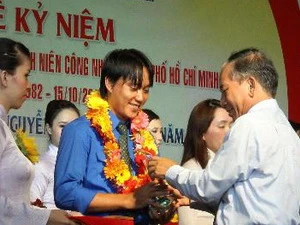 Trao tặng giấy khen và biểu trưng tôn vinh các điển hình giải thưởng Nguyễn Văn Trỗi. (Ảnh: Thanh Vũ/TTXVN)