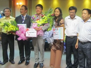 Cô Hằng và học sinh Phan Đăng Huy nhận bằng khen của Sở Giáo dục và Đào tạo Hải Phòng. (Ảnh: Minh Thu/Vietnam+)