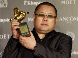 Đạo diễn phim “Bejing Blues” lên nhận giải thưởng dành cho Phim hay nhất. (Nguồn: SFGate)