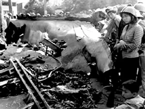 Xác máy bay B52 bị quân dân Thủ đô bắn hạ, rơi trên đường Hoàng Hoa Thám. (Ảnh tư liệu)