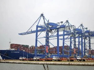 Bốc xếp container tại cảng Tân Cảng-Cái Mép. (Ảnh: Thế Anh/TTXVN)