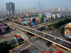 Cầu vượt kết cấu thép lớn nhất Hà Nội được thông xe tháng 12/2012. (Ảnh: Huy Hùng/TTXVN)