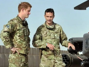 Hoàng tử Anh Harry (trái) tại Afghanistan. (Nguồn: AFP)