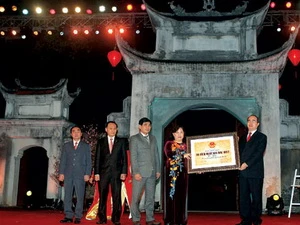 Phó Thủ tướng Nguyễn Thiện Nhân trao Bằng Di tích quốc gia đặc biệt Khu di tích Cổ Loa. (Nguồn: Hà Nội mới)