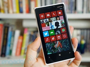 Smartphone Lumia chạy Windows Phone 8 của Nokia.(Nguồn: engadget.com)