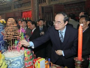Phó Thủ tướng dâng hương tại Khu di tích Lăng và Đền thờ Kinh Dương Vương. (Ảnh: An Đăng/TTXVN)