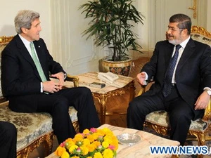 Ngoại trưởng Mỹ John Kerry gặp Tổng thống Ai Cập Mohamed Morsi. (Nguồn: Xinhua)