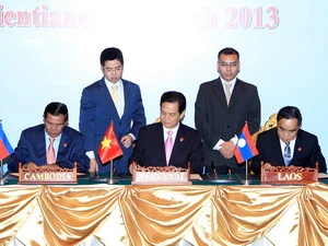 Thủ tướng Nguyễn Tấn Dũng, Thủ tướng Campuchia Hun Sen, Thủ tướng Lào Thongsing Thammavong ký tuyên bố chung. (Ảnh: Đức Tám/TTXVN)