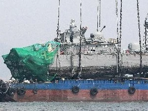 Phần đuôi tàu Cheonan được trục vớt. (Nguồn: AFP/TTXVN)