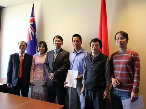 Tổng Lãnh sự Lê Viết Duyên cùng Nhóm Nòng cốt. (Ảnh do Tổng Lãnh sự quán Việt Nam tại Perth cung cấp) 