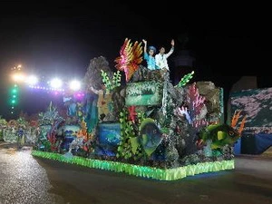 Đoàn nghệ thuật tham gia diễu hành trong lễ hội Carnaval Hạ Long năm 2012. (Ảnh: Quốc Khánh/TTXVN)