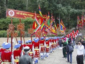 Dâng hương Lễ hội Đền Hùng năm 2012. (Ảnh: Thanh Tùng/TTXVN)