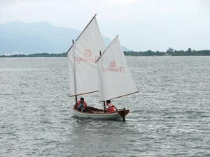Khách du lịch tham quan hồ Ðại Lải bằng thuyền buồm. (Nguồn: Vinhphuc.gov.vn)