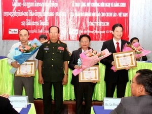 Cán bộ, nhân viên Công ty Sta Telecom được nhận huy chương. (Ảnh: Hoàng Chương/Vietnam+)