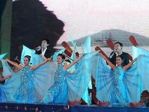 Biểu diễn văn nghệ tại lễ khai mạc Lễ hội Carnaval Hạ Long 2012. (Ảnh: Quốc Khánh/TTXVN)
