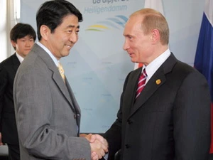 Ông Vladimir Putin và ông Shinzo Abe trong một cuộc gặp năm 2007. (Nguồn: Asahi Shimbum)