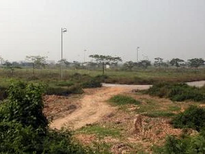 Một khu đất bị bỏ hoang vì dự án "treo". (Ảnh: Tuấn Anh/TTXVN)