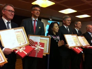 Bộ trưởng Bộ Y tế và một số giáo sư, bác sỹ Pháp được nhận kỷ niệm chương. (Ảnh: Lê Hà-Nguyễn Tuyên/Vietnam+)