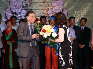 Tặng hoa chúc mừng Chủ tịch và Ban Chấp hành mới Hội đồng hương Kinh Bắc. (Ảnh: Văn Long/Vietnam+)