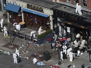 Thu thập chứng cứ tại hiện trường vụ đánh bom ở Boston ngày 15/4. (Nguồn: Reuters)