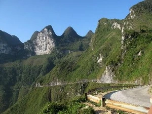 Cung đường trên đỉnh Mã Pì Lèng thuộc Công viên Địa chất toàn cầu Cao nguyên đá Đồng Văn. (Ảnh: Minh Tâm/TTXVN)