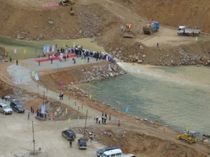 Ứng cứu 1.000 dân vùng ngập thủy điện Đắk Đrinh
