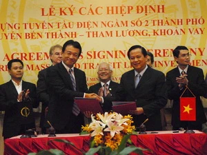 Đại diện ADB và Ngân hàng Nhà nước Việt Nam ký kết Hiệp định vay vốn trị giá 500 triệu USD. (Ảnh: Hoàng Tuấn/Vietnam+)