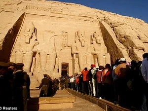 Khách du lịch thăm kim tự tháp ở Ai Cập. (Nguồn: Reuters)