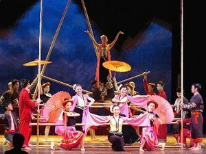 Điệu múa sạp của dân tộc Thái. (Ảnh: Minh Đức/TTXVN)