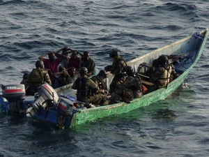 Cướp biển Somalia bị bắt giữ. (Nguồn: boston.com)