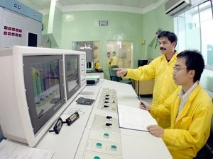 Theo dõi lò với hệ điều khiển mới tại Viện Nghiên cứu hạt nhân Đà Lạt. (Ảnh: Quang Nhựt/TTXVN)